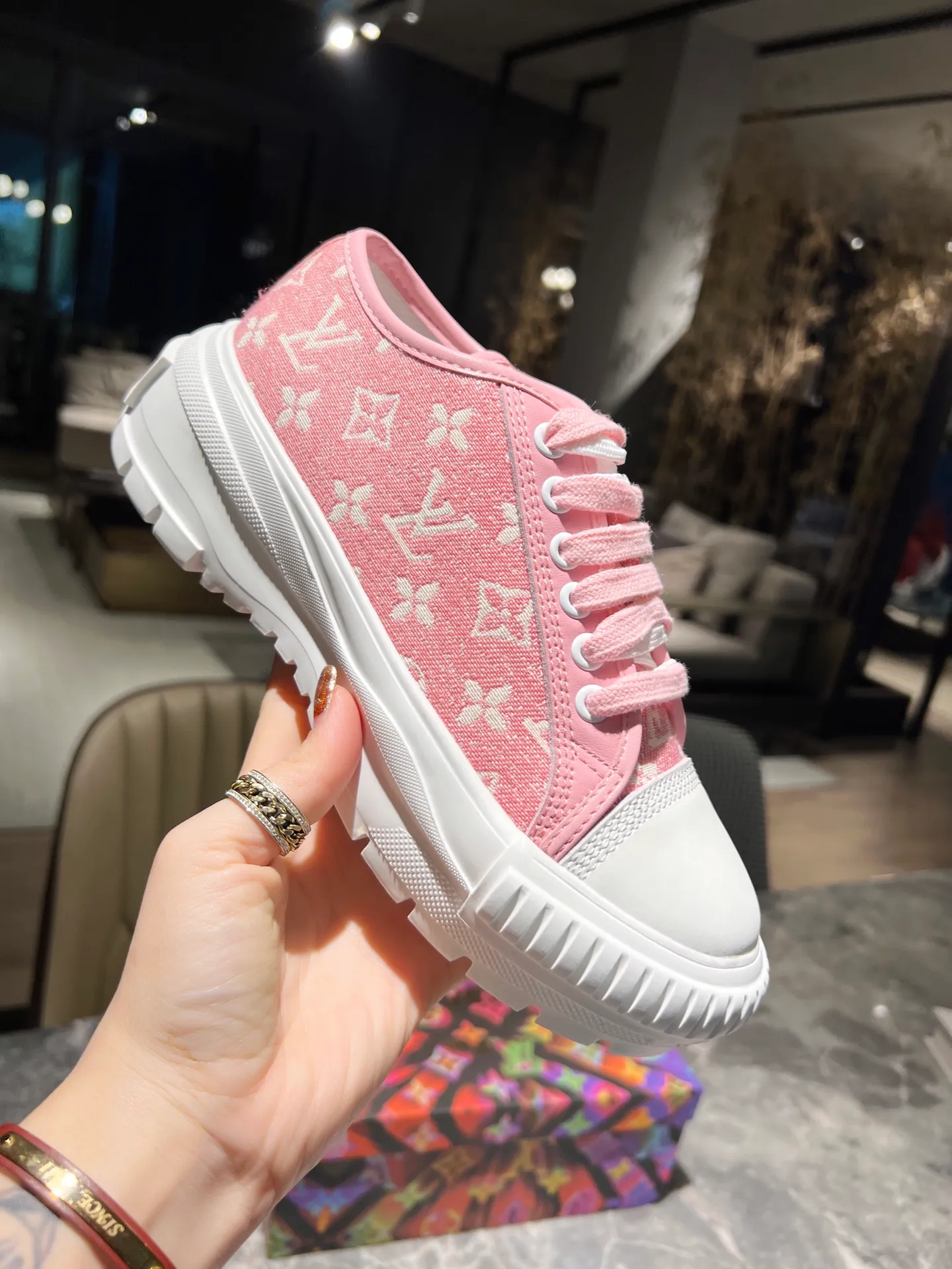 👟👟Ex-factory price 440👟👟 This LV Squad sneaker is made of Monogram denim to stretch out the midsummer comfort. The same color leather outlines the edges, the rubber LV Circle logo embellishes the tongue, and the thick yet lightweight rubber outsole upgrades the comfort again. Yardage: 35-41.